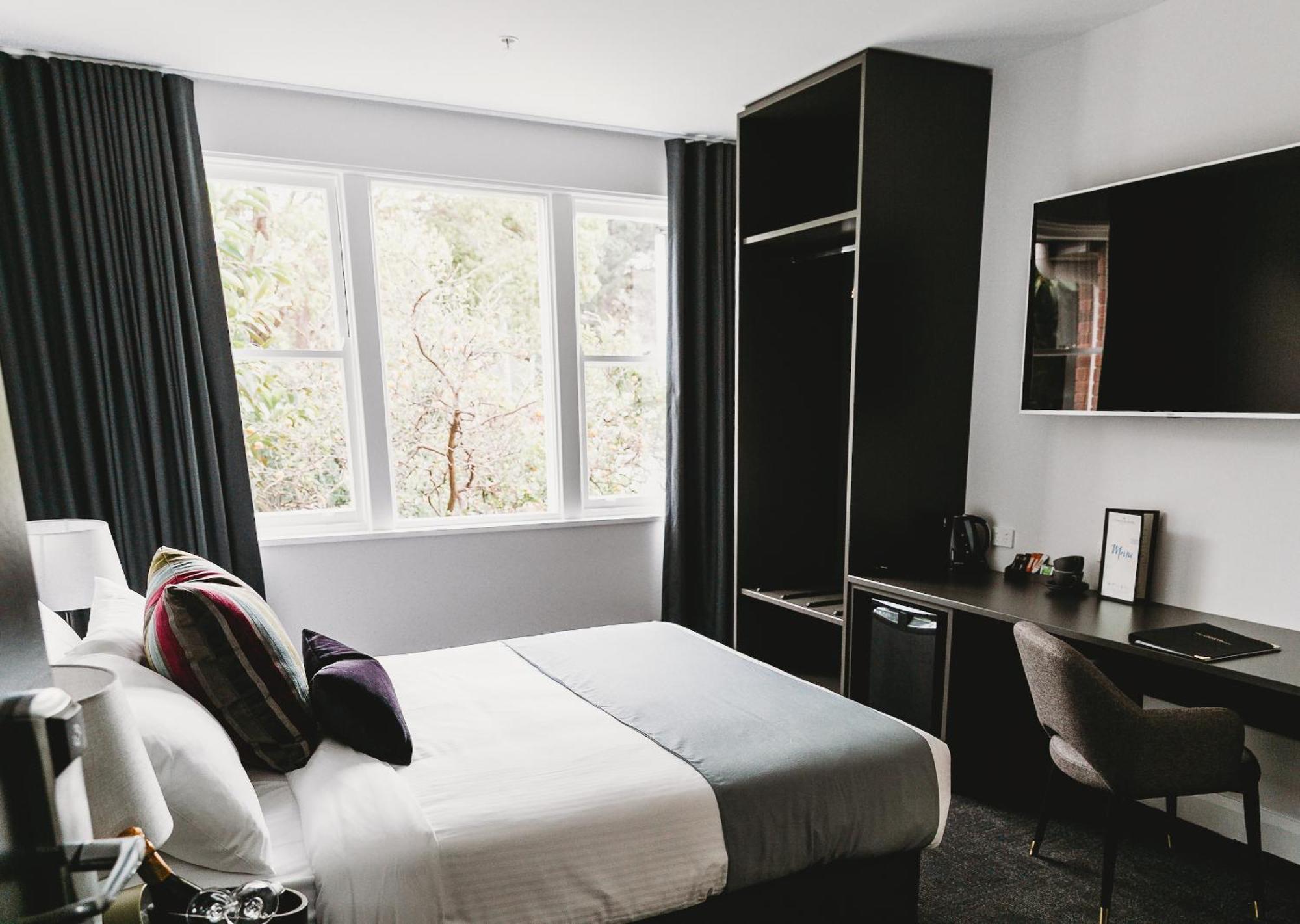 Coniston Hotel Wollongong Room photo